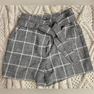 White House Black Market 5” Plaid Grey / White High Waisted Belted Shorts 8P
